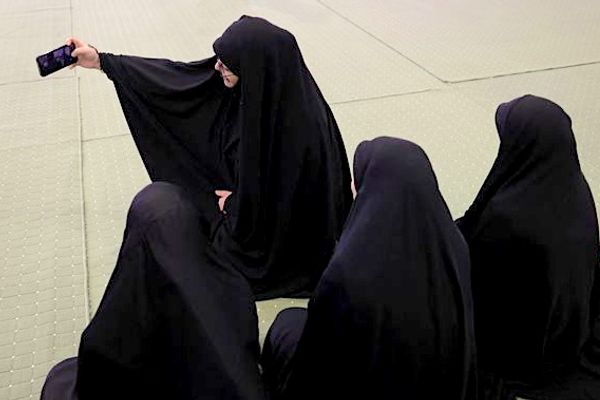 Tehran struggles to mobilize supporters as it faces multiple crises