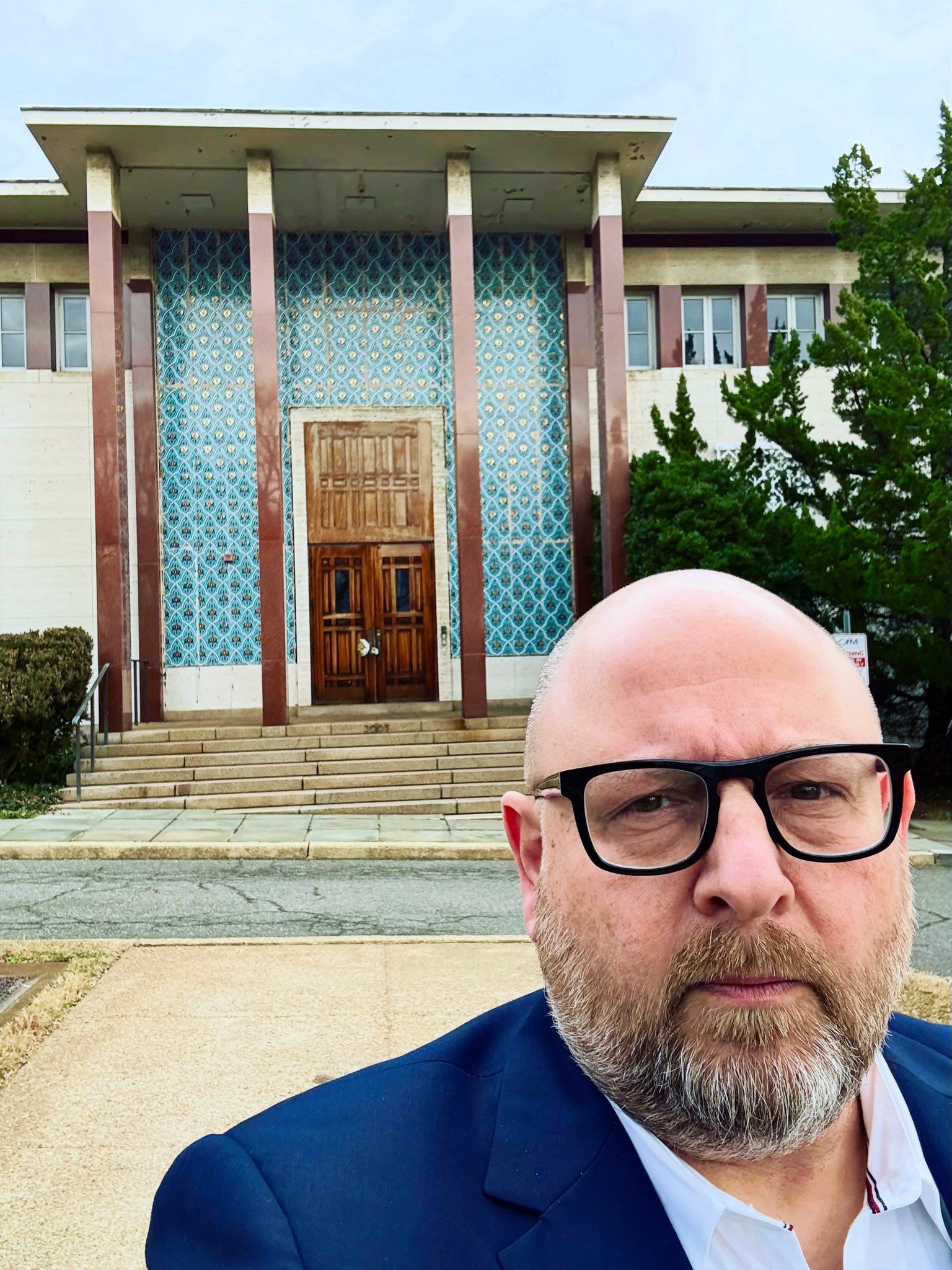 مسؤول أميركي سابق يلمّح ساخرًا إلى "سكان جدد" للسفارة الإيرانية في واشنطن