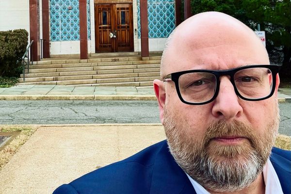 مسؤول أميركي سابق يلمّح ساخرًا إلى "سكان جدد" للسفارة الإيرانية في واشنطن