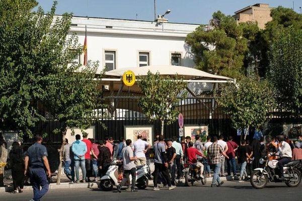 إيرانيون ينظمون وقفة احتجاجية أمام السفارة الألمانية في طهران بسبب "منع" التأشيرات