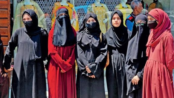 چرا فرانسه پوشیدن عبایا را در مدارس دولتی ممنوع کرد؟