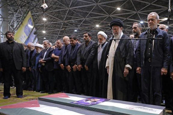 علی خامنهای در مراسم تشییع اسماعیل هنیه در تهران بر جسد او نماز خواند