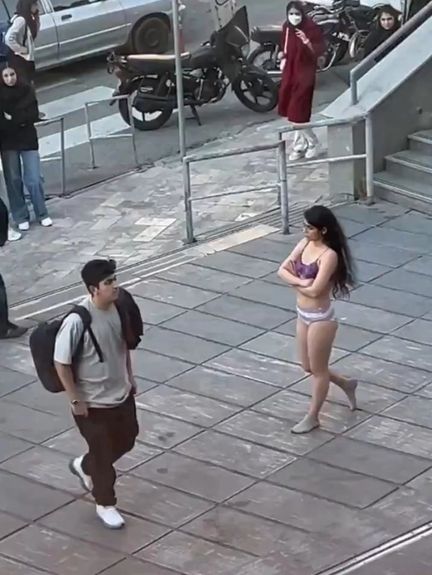 مهاجرانی، سخنگوی دولت: دختر دانشگاه علوم تحقیقات از کلانتری به مرکزی درمانی منتقل شد