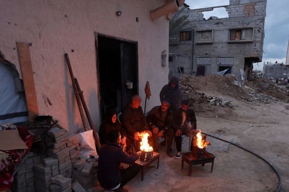 فلسطینیان در میان ویرانههای شهر خان یونس، جنوب نوار غزه، ششم اسفند