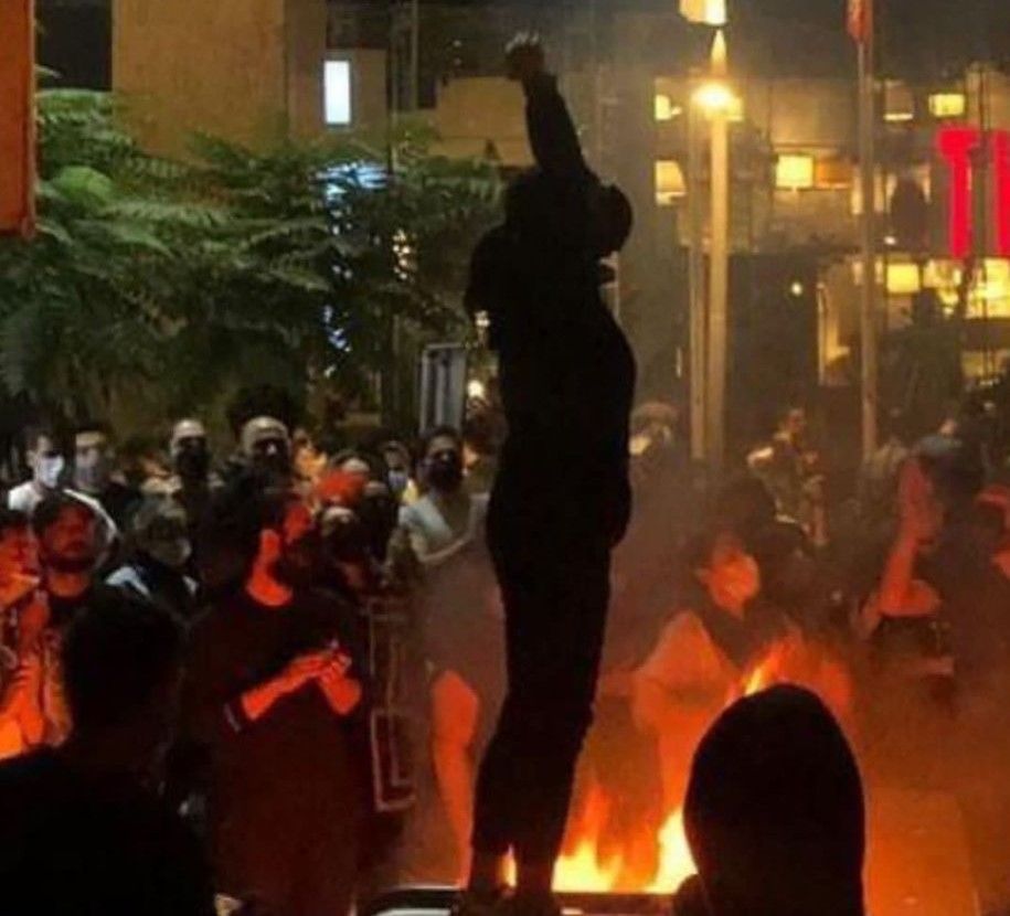 طنین شعارهای شبانه علیه جمهوری اسلامی در محلات مختلف تهران؛ از پونک تا پیروزی