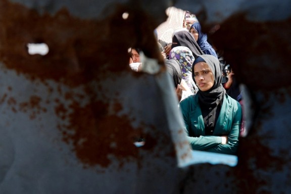زنان فلسطینی در میان ویرانههای برجا مانده از درگیریها در خان یونس، جنوب غزه، ۱۹ اسفند