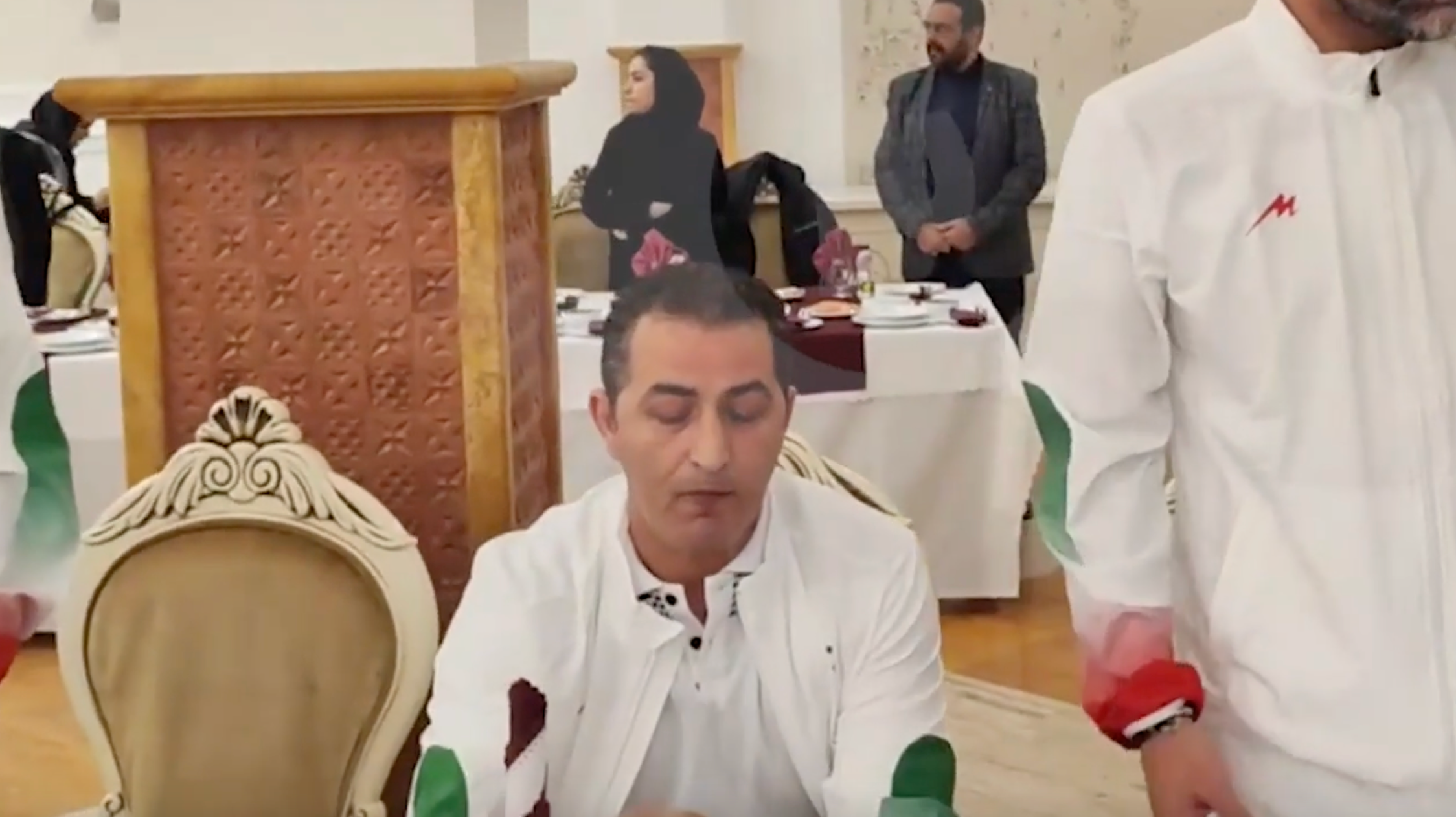 بی‌توجهی پرویز برومند به سرود جمهوری اسلامی در میهمانی رسمی بازی خیریه مشهد