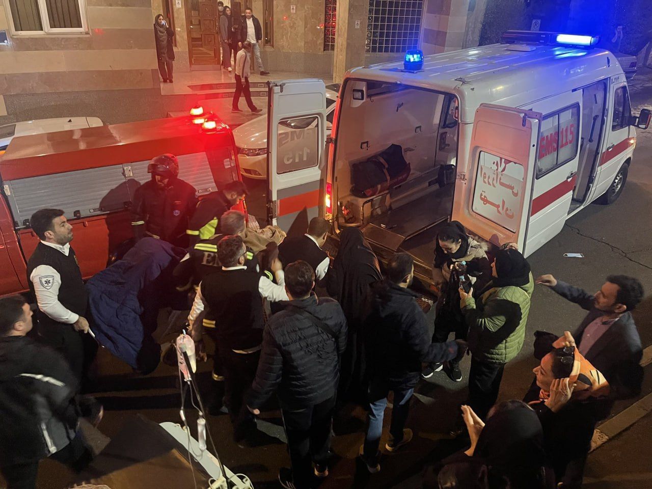 حضور خودروهای آتش‌نشانی و آمبولانس در مقابل بیمارستان گاندی