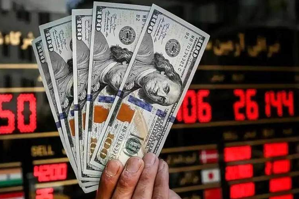 تزامنًا مع الهجمات الإسرائيلية.. اشتعال سوق العملات في إيران والدولار يتجاوز 96 ألف تومان