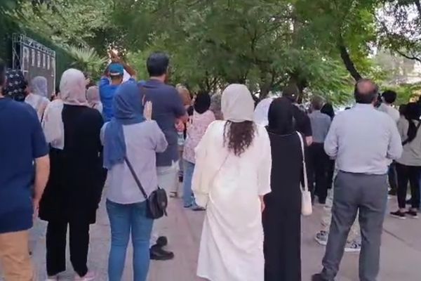 خانوادههای بازداشتشدگان اعتراضات بحران آب و برق در شیراز دست به تجمع زدند