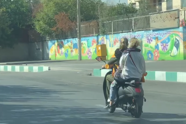 با ادامه تبعیض در صدور گواهینامه موتور برای زنان، دولت پزشکیان وعده «تدبیر» داد