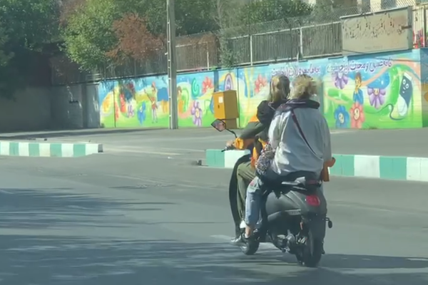 حظر قانوني وموانع أمنية واعتبارات دينية.. نساء إيران يطالبن بقيادة الدراجات النارية