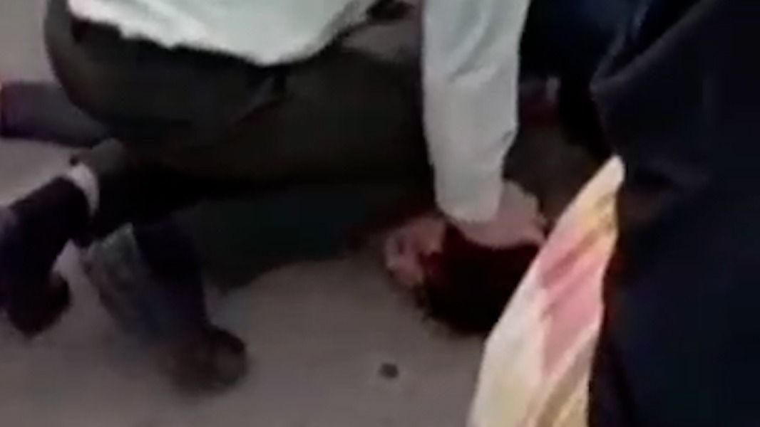 نشطاء يتهمون الشرطة الإيرانية بـ"العنصرية" بعد "اعتدائها العنيف" على مراهق أفغاني