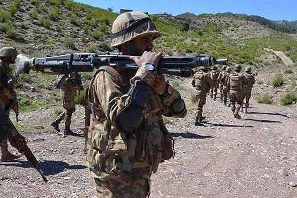 منابع امنیتی پاکستان از کشته شدن ۹ سرباز و دو افسر در درگیری با شبهنظامیان خبر دادند