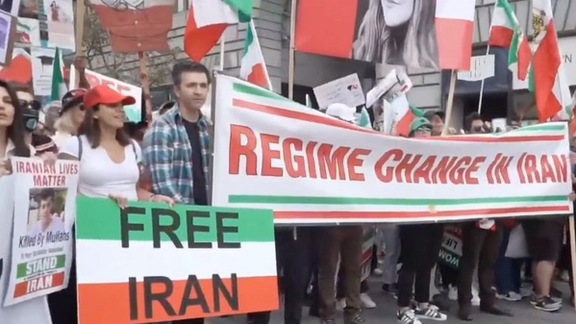 هزاران ایرانی و فعال ساکن لسآنجلس در مرکز این شهر تظاهراتی گسترده برگزار کردند