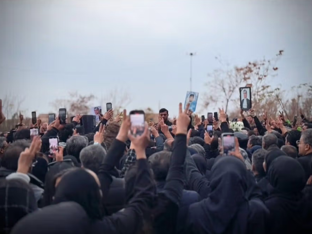 منظمة حقوقية: اعتقال 5 مواطنين جدد من المشاركين في مراسم تأبين محامٍ وناشط إيراني