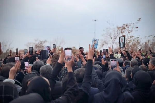 منظمة حقوقية: اعتقال 5 مواطنين جدد من المشاركين في مراسم تأبين محامٍ وناشط إيراني