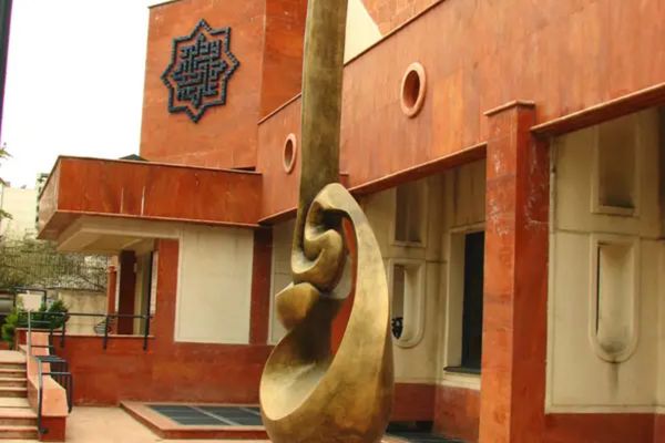 Thirty paintings go missing from Tehran municipal museum