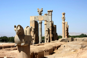 استاد پژوهشگاه زلزلهشناسی: فرونشست به ۱۰ متری آرامگاه شاهان هخامنشی رسیده است