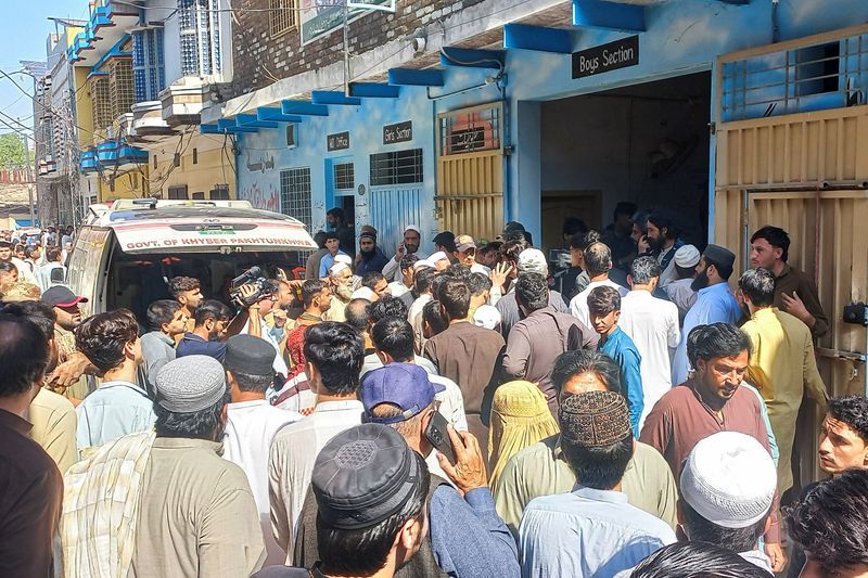 ریزش سقف مدرسه در پاکستان حدود ۳۰ کشته بر جا گذاشت