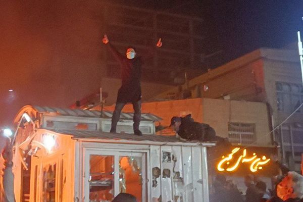 پیام مخاطبان: اجساد روی آسفالت کشیده میشد و به زنان و کودکان شلیک میکردند