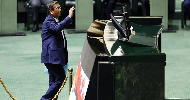 عقوبات ترامب ضد طهران تطيح بوزير الاقتصاد الإيراني بعد حجب الثقة عنه في البرلمان