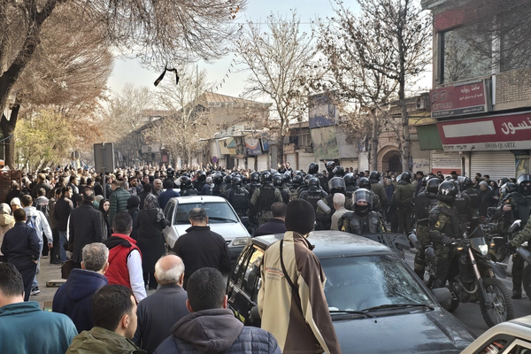 "الدفاع عن الديمقراطيات": سلطة الملالي تتداعى بشكل جدي وعلى أميركا دعم المتظاهرين في إيران