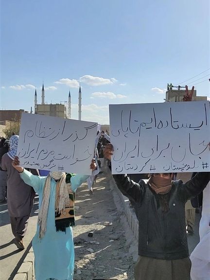 پلاکارد «گذر از نظام» در دستان جوان زاهدانی