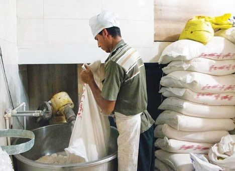 اعتراض‌ها به چند برابر شدن قیمت آرد؛ یک نماینده: صبر مردم را آزمایش نکنیم