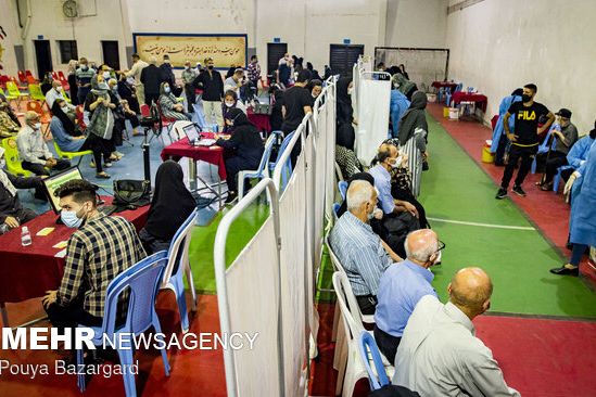 روزنامه همشهری: سالمندان در صفهای کیلومتری مراکز تزریق واکسن پنج تا ۱۵ ساعت معطل میمانند