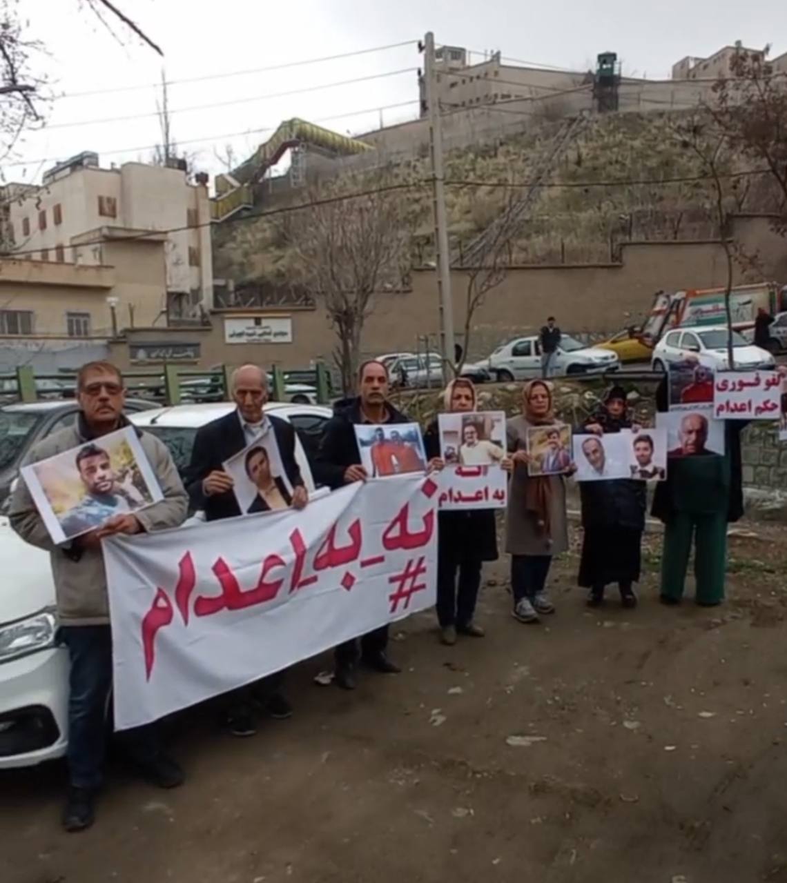 خانواده‌های زندانیان سیاسی محکوم به اعدام بار دیگر مقابل زندان اوین تجمع کردند