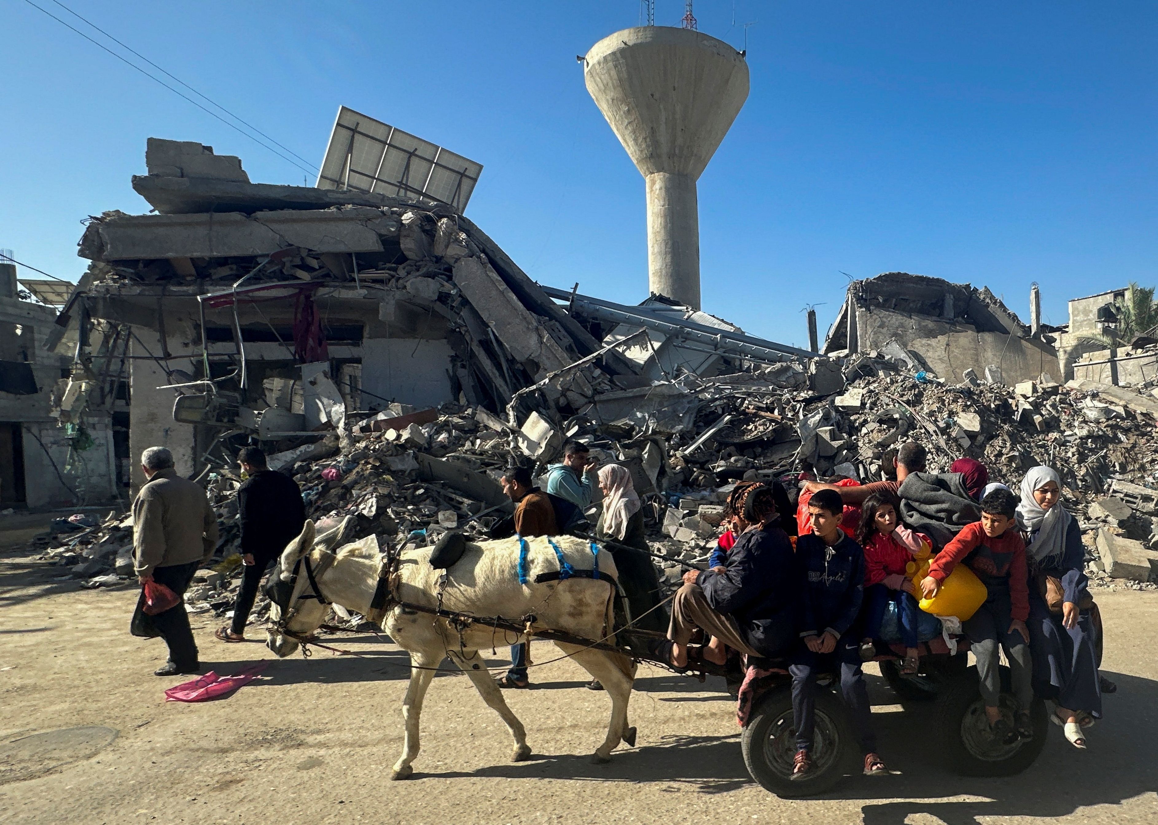 Displaced Palestinians return to their homes in Khan Younis, in the southern Gaza Strip November 24, 2023.