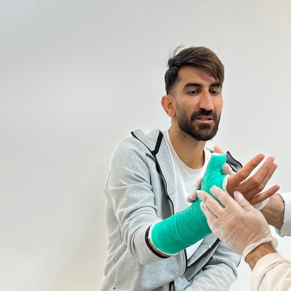 «دردها نقطه عطف زندگیام بودهاند»؛ تایید مصدومیت بیرانوند با انتشار تصویر دست گچگرفته