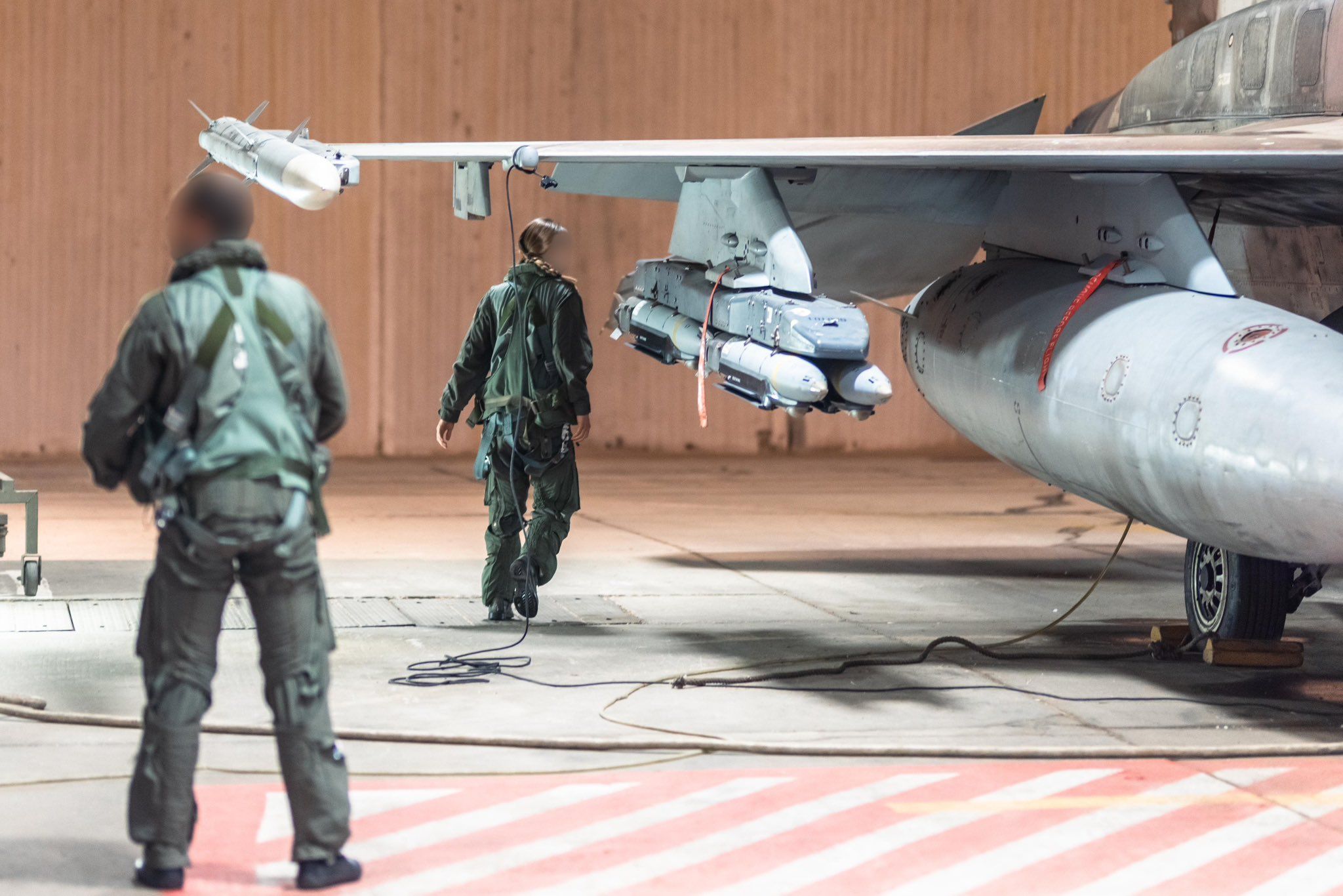 تصویر آماده‌سازی یک جنگنده اسرائیلی در جریان جنگ ۱۲ روزه