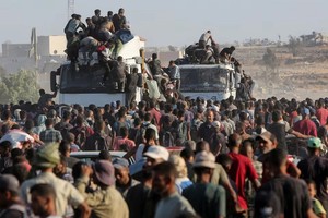 حماس: واژگونی کامیون کمکهای بشردوستانه در غزه جان ۲۰ نفر را گرفت