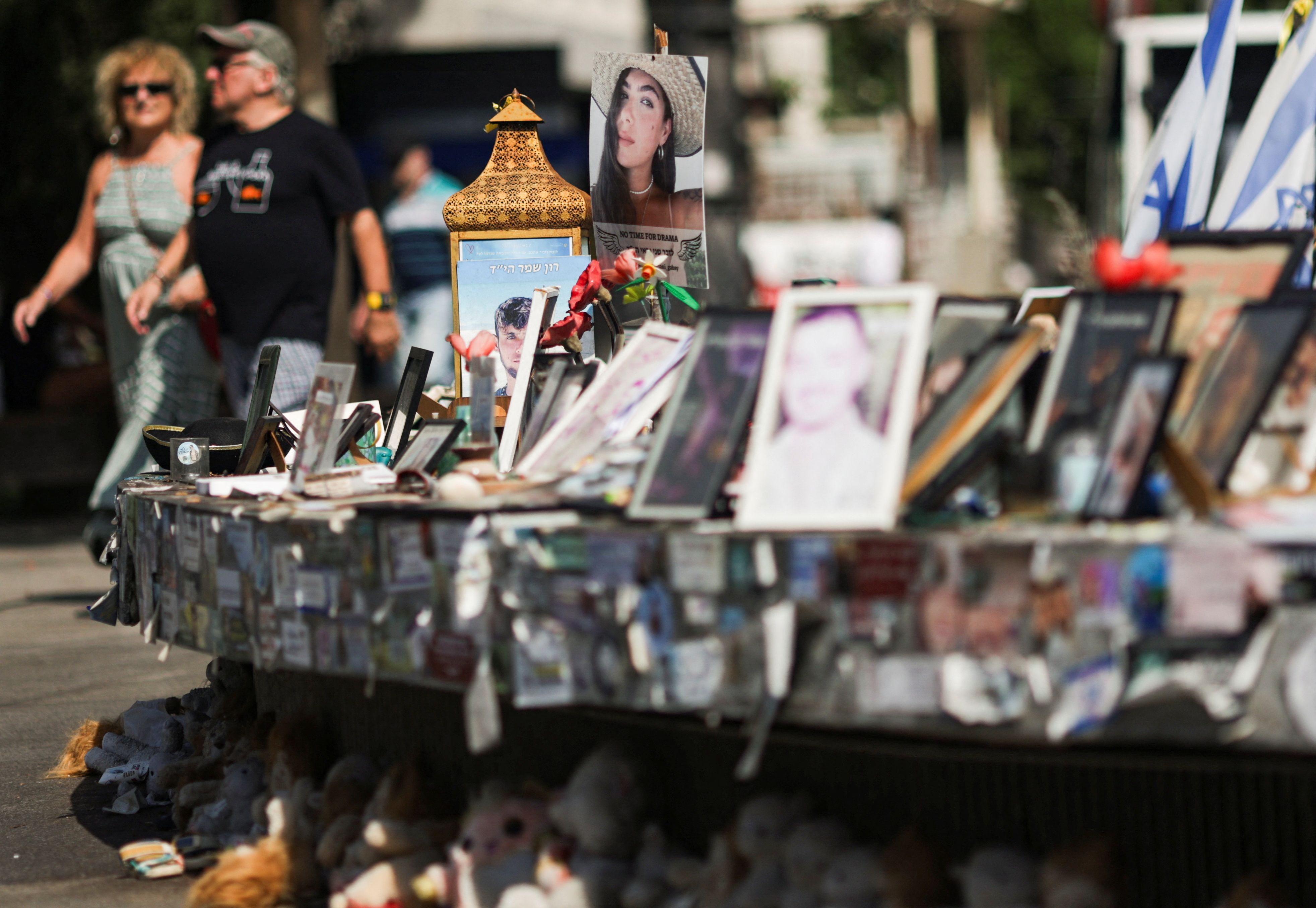 تصاویر گروگان‌های اسرائیلی در بند حماس در خیابانی در تل‌آویو، هشتم مرداد