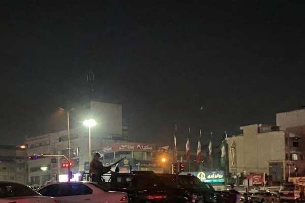 گزارش شهروندان از کنترل موبایلهای عابران، استقرار تانک در خیابانها و گرانی مواد غذایی