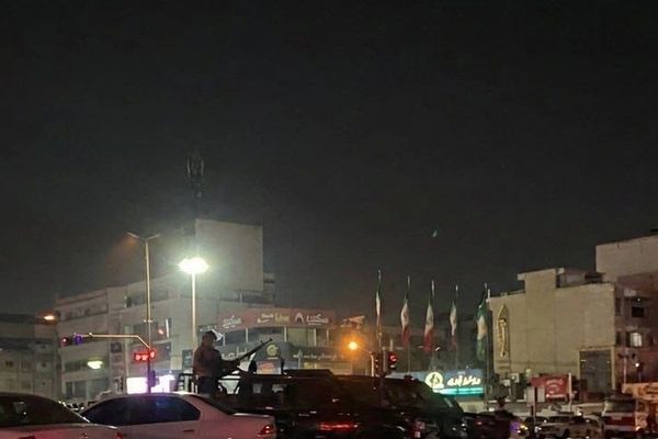 گزارش شهروندان از کنترل موبایلهای عابران، استقرار تانک در خیابانها و گرانی مواد غذایی