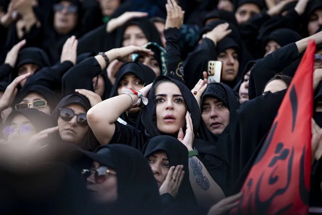 حکومت برای روایت‌سازی از مراسم تشییع جنازه خامنه‌ای به بلاگرهای خارجی متوسل شد