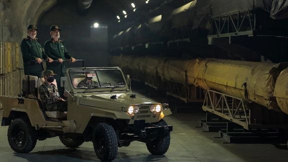 رسانه وابسته به سپاه: در کنار مذاکره، سربازان دست به ماشهاند