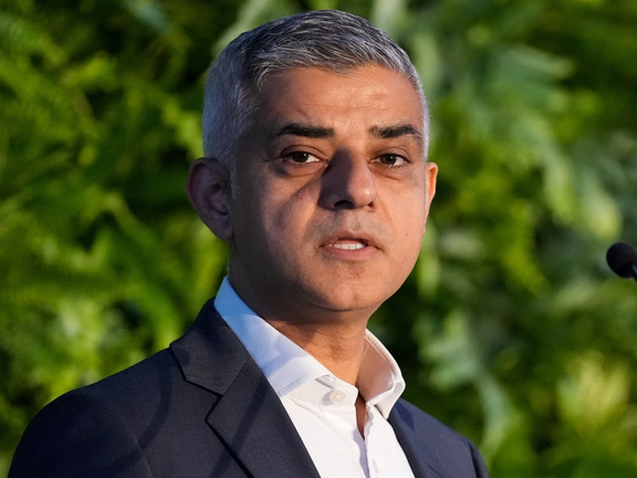 شهردار لندن، در واکنش به سخنان ترامپ، او را «نژادپرست، زنستیز و اسلامهراس» خواند