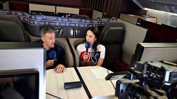 لوئیس انریکه در ارتفاع ۱۰ کیلومتری از سطح زمین در هواپیما نشست خبری برگزار کرد