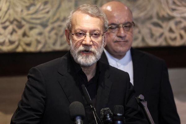 علی لاریجانی به اعضای حزبالله: ممکن است به شما بیمهری کنند اما ما کنارتان هستیم