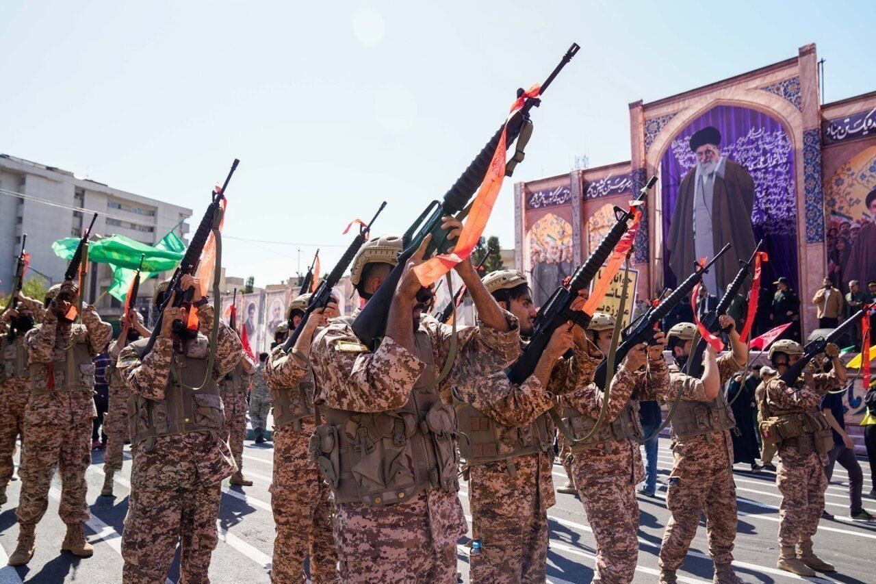 الحرس الثوري الإيراني يدعو الأميركيين لتغيير حكومتهم عبر صناديق الاقتراع برسالة من 26 صفحة