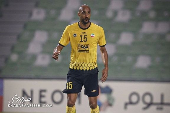 کفگرگی انزونزی به صورت کاپیتان سپاهان بعد از لاییخوردن