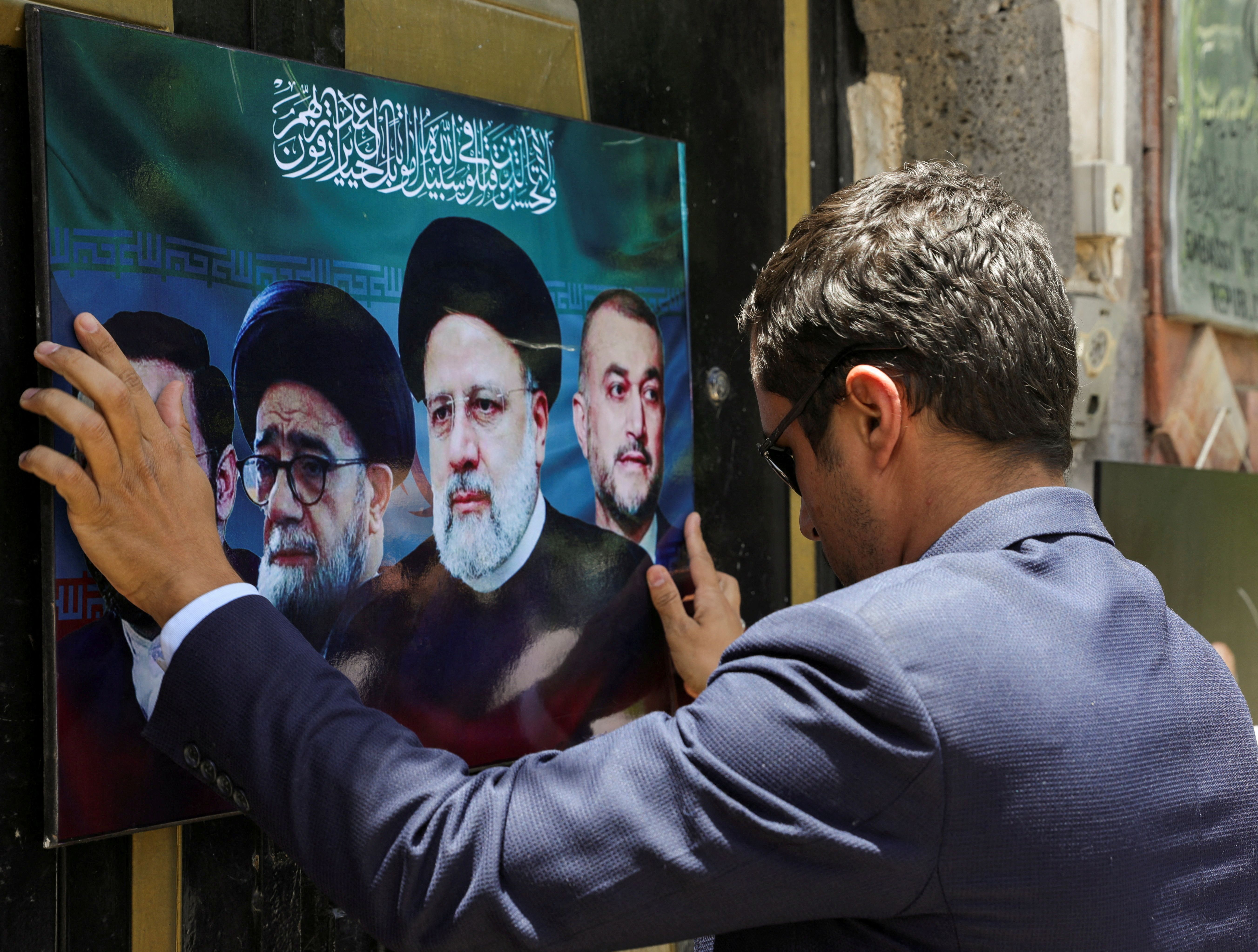 ادای احترام یکی از اعضای حوثی‌های یمن به ابراهیم رئیسی و حسین امیرعبداللهیان پس از کشته شدن آن‌ها در سانحه هوایی، سفارت جمهوری اسلامی در صنعا، یکم خرداد