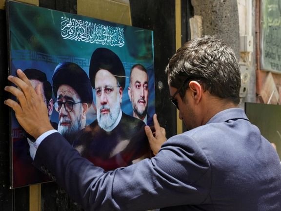 ادای احترام یکی از اعضای حوثیهای یمن به ابراهیم رئیسی و حسین امیرعبداللهیان پس از کشته شدن آنها در سانحه هوایی، سفارت جمهوری اسلامی در صنعا، یکم خرداد