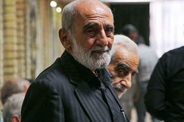 حسين شریعتمداري: يجب إغلاق مضيق باب المندب أيضاً