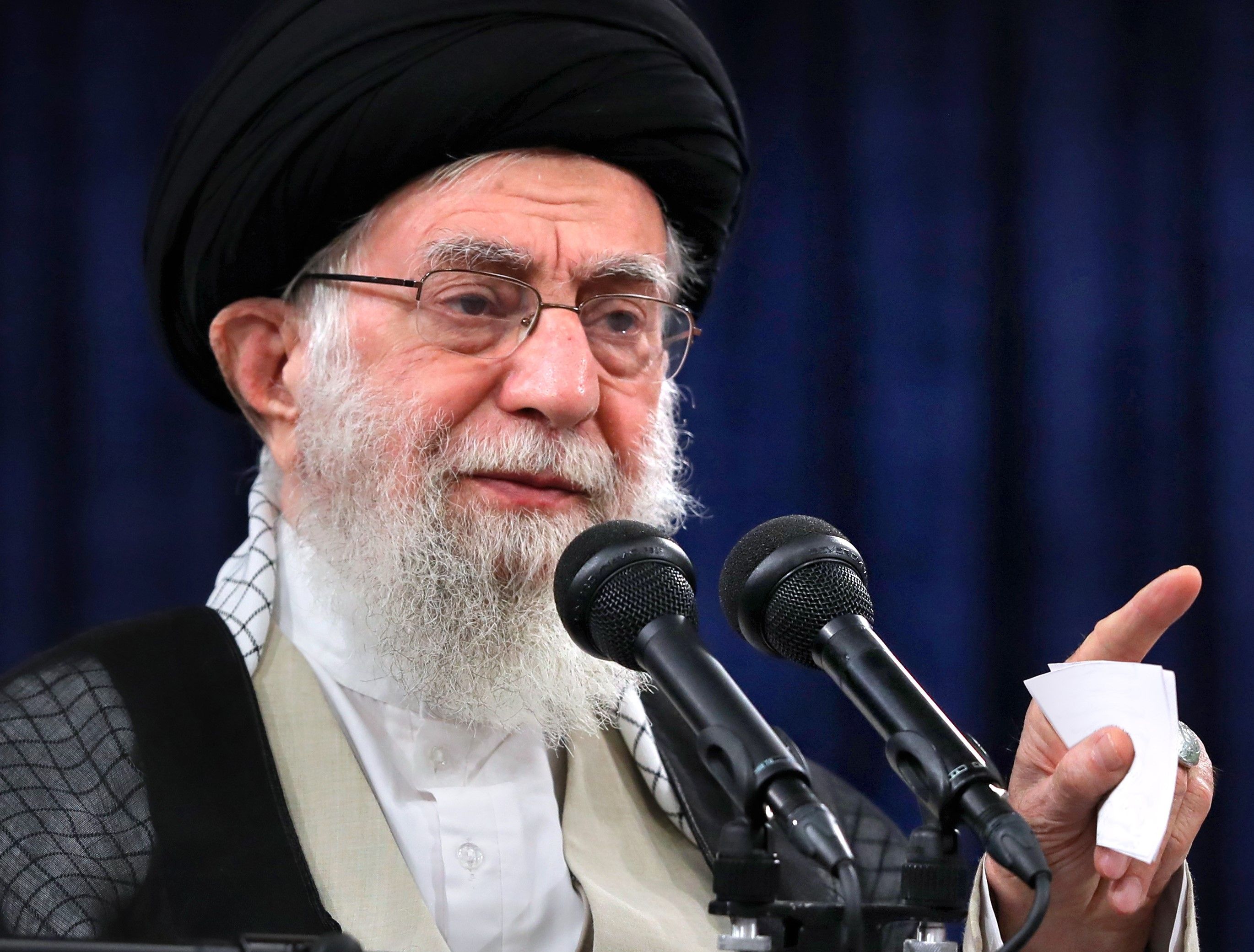 حمله خامنه‌ای به صداوسیما به دلیل انتقاد از نیروی انتظامی؛ رییس صداوسیما عذرخواهی کرد