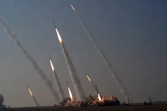 إعلام إسرائيلي: سوريا لا تمانع في اعتراض الصواريخ والطائرات المسيرة الإيرانية في أجوائها